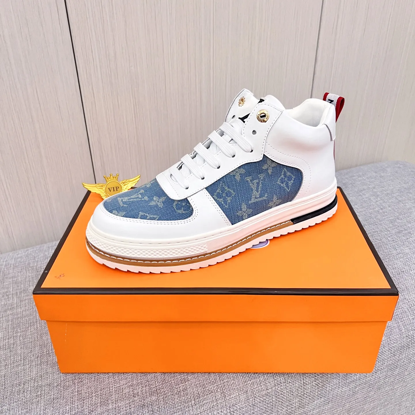 🚘🚘Factory batch 440💰[LV]🔥Louis Vuitton, high-end men's shoe brand, official website 1:1 latest masterpiece: the upper is made of first-layer cowhide imported from Italy with a comfortable and breathable lining➕original non-slip and wear-resistant outsole🔥, making walking more convenient and comfortable! An exclusive new model, a stunning work, a beautiful 1:1 replica [color] compared to the official quality! Create a fashionable personality to set off your uniqueness! A must-have for trendy men! Classic 🔥Size: 38-44 Color: 🔥 2⃣️colors available🔥.
